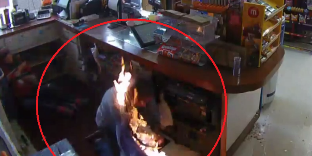Шокирующее видео: отморозок не только ограбил заправку, но и поджег продавщицу!