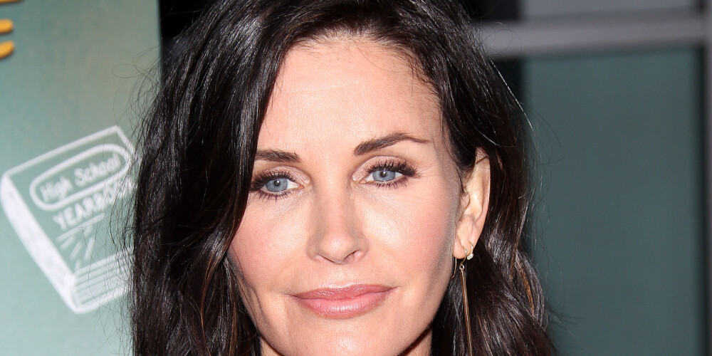 Kortnija Basa Koksa (angļu: Courteney Bass Cox; dzimusi 1964. gada 15. jūnijā Birmingemā, Alabamas štatā, ASV) ir amerikāņu aktrise, režisore un producente. Viņa vislabāk pazīstama ar Monikas Gelleres lomu NBC situāciju komēdijā "Draugi" (Friends). Tāpat ir filmējusies seriālos "Dakterīši" (Scrubs) un Seinfeld. Koksa attēlojusi lomas arī tādās pazīstamās filmās kā filmas no filmu sērijas "Kliedziens" (Scream), kā arī filmā "Eiss Ventura: Zvēru detektīvs" (Ace Ventura: Pet Detective, 1994).