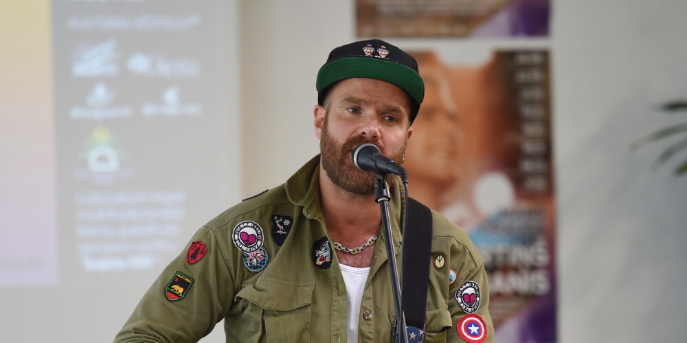 Andris Kivičs (dzimis 1977. gada 30. maijā Rīgā) ir latviešu mūziķis, dzejnieks, mūzikas un tekstu autors bijis RigaTV24 raidījuma "Rampas Ugunis" vadītājs. Pirms kļuvis par mūziķi, A. Kivičs 8 gadus profesionālā līmenī spēlējis basketbolu. Viņš ir bijis Latvijas U18 izlases dalībnieks, bijis arī pieaugušo izlases kandidāts, pēc karjeras LJBL spēlējis arī profesionālā līmenī Latvijas Basketbola līgā. 1994. gadā Frankfurtē kopā ar Aigaru Vītolu un Raimondu Fūrmani kļuvis par pasaules čempionu strītbolā.