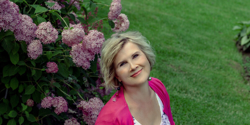 Diāna Zande ir latviešu psiholoģe un bijusī aktrise.1982. gadā absolvējusi Rīgas Lietišķās mākslas koledžu. 1986. gadā absolvējusi Latvijas Mūzikas akadēmiju dramatiskā teātra un kino aktrises specialitātē. 2008. gadā Latvijas Universitātē ieguvusi bakalaura grādu psiholoģijā un psihologa asistenta kvalifikāciju. 2010. gadā LU ieguvusi maģistra grādu klīniskās psiholoģijas novirzienā. 2015.gadā beigusi doktorantūru un kļuvusi par Psiholoģijas zinātņu doktori klīniskajā psiholoģijā. Pēc studijām Teātra fakultātē, ir strādājusi par mājturības skolotāju. Precējusies, ir 5 bērni.