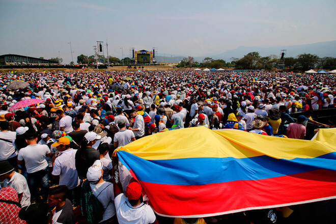 Atbilstoši Kolumbijas raidorganizācijas "Caracol" aplēsēm koncertu apmeklē 250 000 cilvēku.