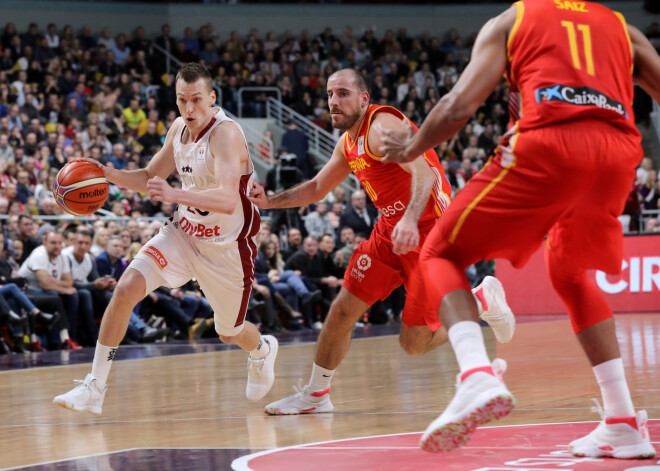 Latvijas vīriešu basketbola izlase Pasaules kausa kvalifikācijas priekšpēdējā spēlē savā laukumā cīnās ar Spānijas valstsvienību.