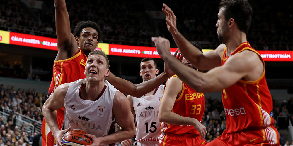 Latvijas basketbolisti pārpildītā arēnā nervozā galotnē piekāpjas Spānijai