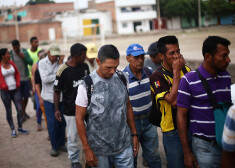 Venecuēlu kopš 2015.gada pametuši 2,7 miljoni cilvēku