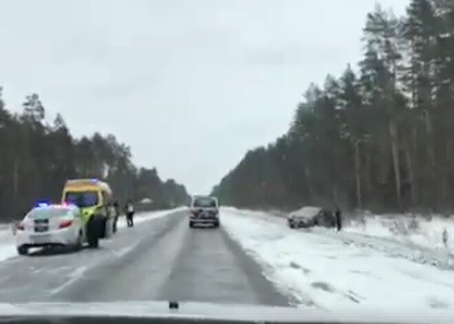 VIDEO: Aculiecinieki ziņo par vēl vienu avāriju - pirms Vangažiem grāvī sešas automašīnas