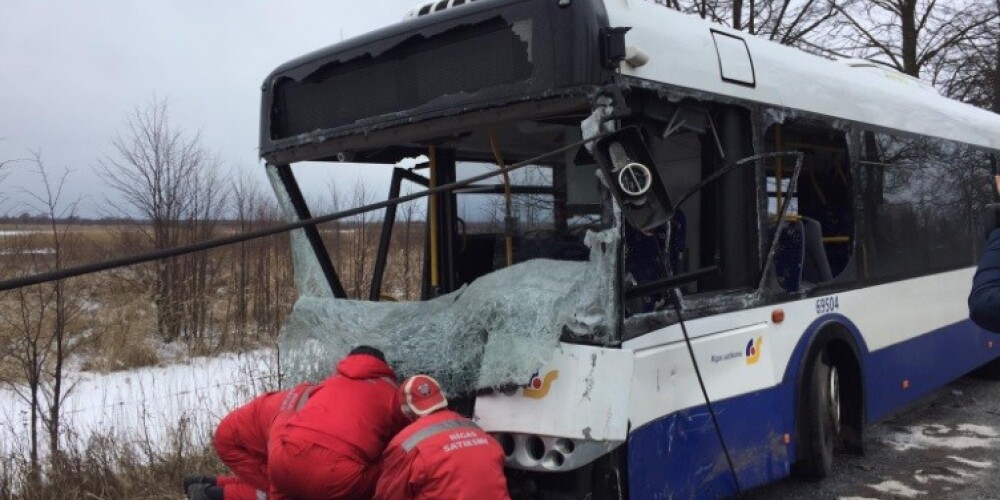 Traģiska avārija uz Daugavgrīvas šosejas: "Rīgas satiksmes" autobusa un vieglā auto sadursmē miruši 2 cilvēki, vairāki ievainoti