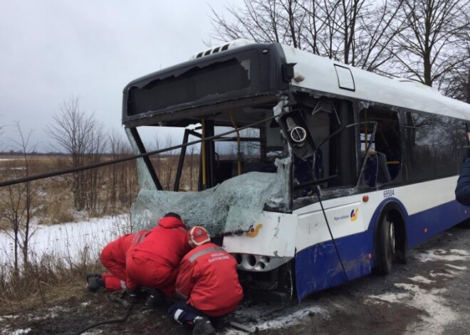 Traģiska avārija uz Daugavgrīvas šosejas: "Rīgas satiksmes" autobusa un vieglā auto sadursmē miruši 2 cilvēki, vairāki ievainoti