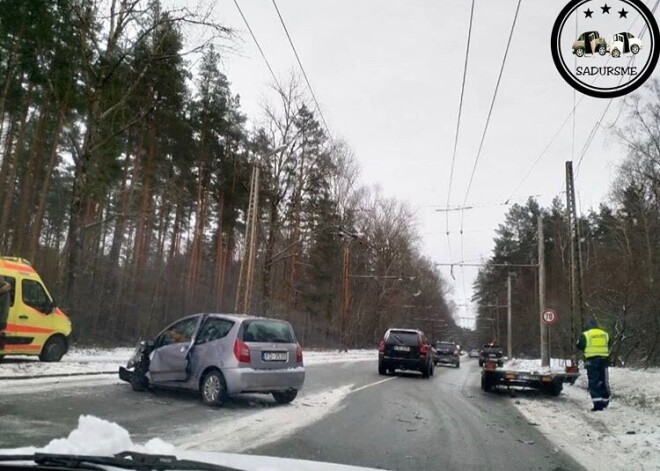 Slideno ceļu dēļ no šosejām dažādās Latvijas vietās noslīdējušas mašīnas; izveidojušies sastrēgumi