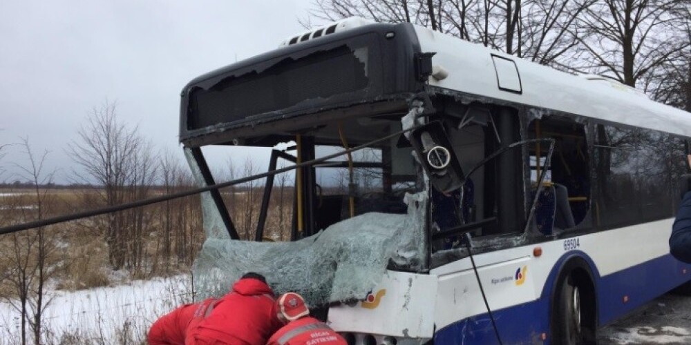 В аварии с участием автобуса Rīgas satiksme погибли два человека, пострадали еще несколько