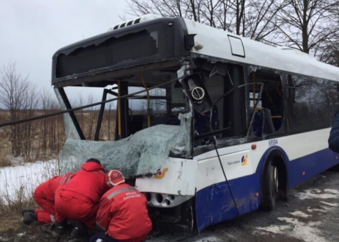 В аварии с участием автобуса Rīgas satiksme погибли два человека, пострадали еще несколько