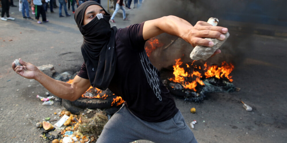 Haoss Venecuēlā: pie slēgtās robežas izcēlušās iedzīvotāju un policijas sadursmes