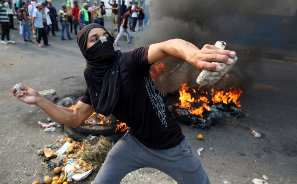 Haoss Venecuēlā: pie slēgtās robežas izcēlušās iedzīvotāju un policijas sadursmes