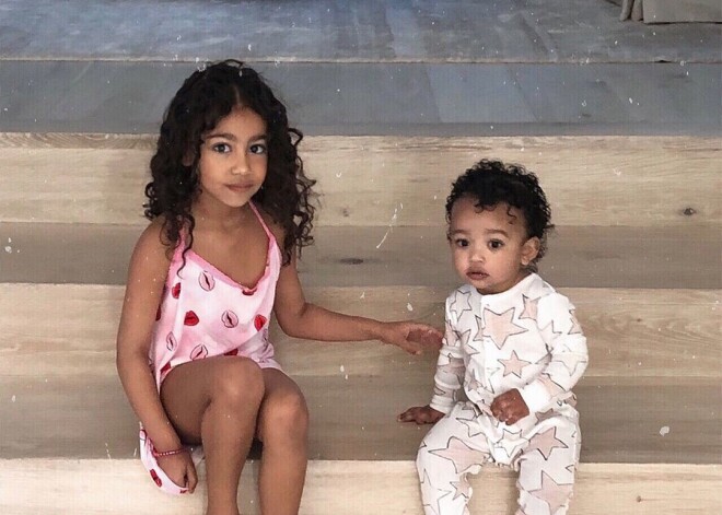 С макияжем и грудью: пятилетняя дочь Ким Кардашьян впервые снялась для обложки журнала