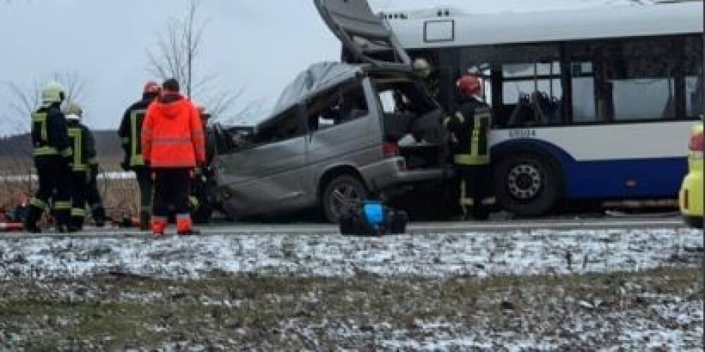 Traģiskā autobusa un mikroautobusa sadursme uz Daugavgrīvas šosejas: policija sniedz detalizētāku informāciju par notikušo