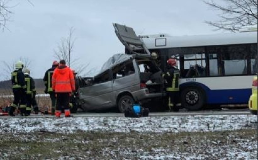 Traģiskā autobusa un mikroautobusa sadursme uz Daugavgrīvas šosejas: policija sniedz detalizētāku informāciju par notikušo