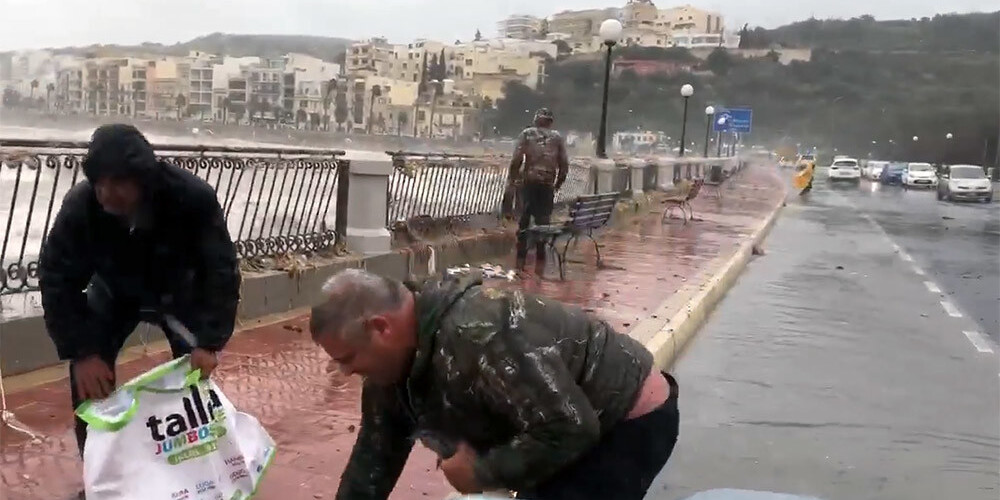 VIDEO: pēdējo 7 gadu laikā spēcīgākā vētra posta Maltu un līdz ar viļņiem krastā met zivis