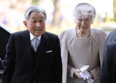 Imperators Akihito un imperatore Mičiko ierodas uz svinīgo ceremoniju Japānas Nacionālajā teātrī.