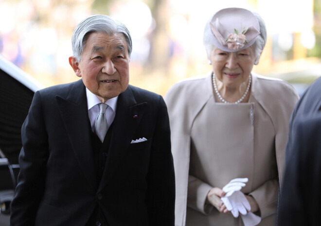 Imperators Akihito un imperatore Mičiko ierodas uz svinīgo ceremoniju Japānas Nacionālajā teātrī.