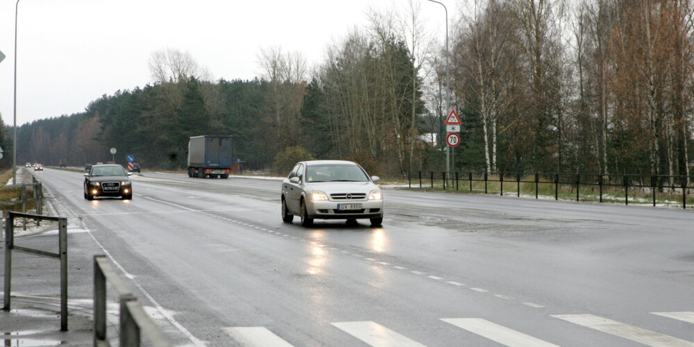 Brīdinājums autovadītājiem: šorīt lielākajā daļā Latvijas apledojuši ceļi