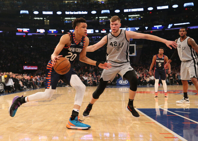 Bertānam četri punkti "Spurs" negaidītā zaudējumā "Knicks" komandai