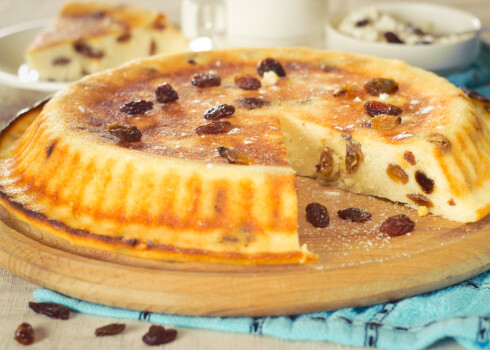 Biezpiena kūka ar rozīnēm