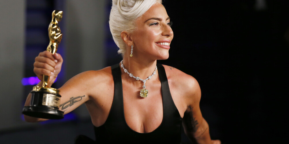 Lady Gaga uz "Oskaru" ceremoniju ierodas 30 miljonu dolāru vērtā unikālā kaklarotā
