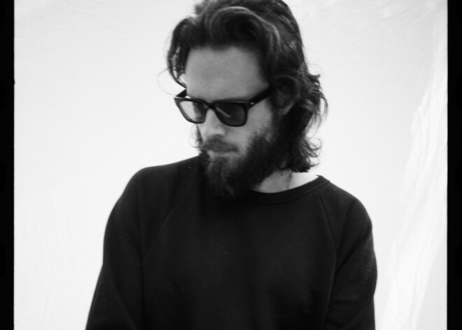 Šovasar Rīgā koncertēs populārais dziesminieks Father John Misty