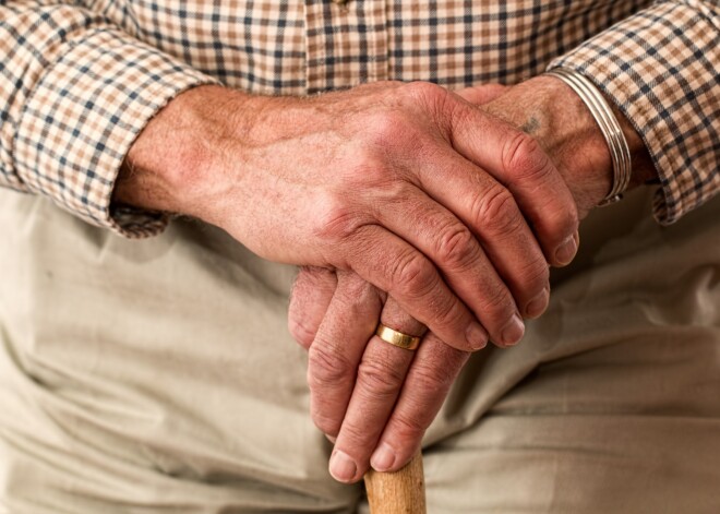 Janvārī pusi no mūžībā aizgājušā laulātā pensijas saņēmuši 96 seniori