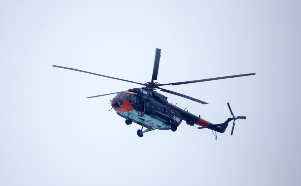 Policija meklē personas, kuras ar lāzeru apžilbinājušas NBS helikoptera pilotus