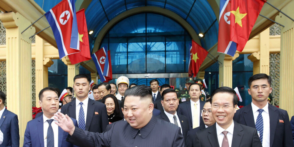 Ziemeļkorejas līderis Kims Čenuns ieradies Vjetnamā, kur tiksies ar Trampu