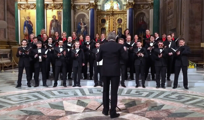 Koris paziņojumā otrdien apliecināja, ka izpilda dažādu laikmetu dziesmas un atsakās "pārrakstīt vārdus politkorektuma dēļ".