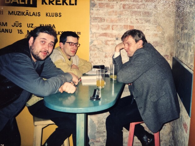 Oskars ar domubiedriem "Četru baltu kreklu" pirmsākumos.