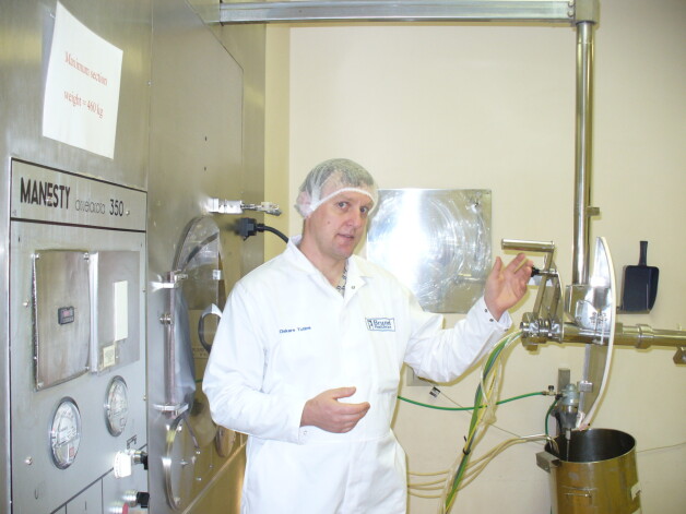 Oskars farmācijas fabrikā Anglijā.