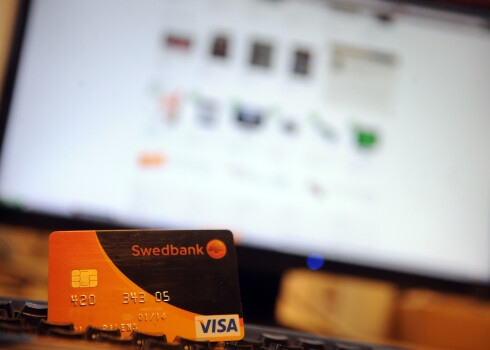 Bankas norēķinu karte un dators.