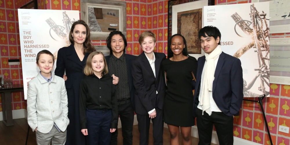 Анджелина Джоли впервые за долгое время вышла в свет со всеми шестью детьми