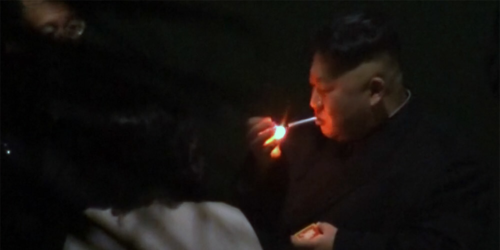 VIDEO: Kims Čenuns dzelzceļa stacijā pieķerts uzvelkam smēķi