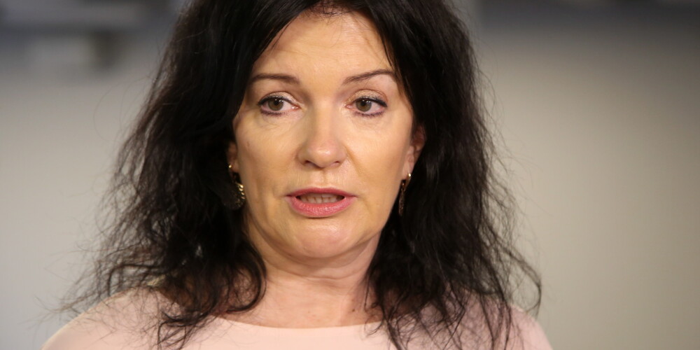 "Jūs man sakāt, ka esmu kaza, bet es saku, ka nē" - ministre Petraviča taisnojas par aplokšņu algām sava vīra uzņēmumā