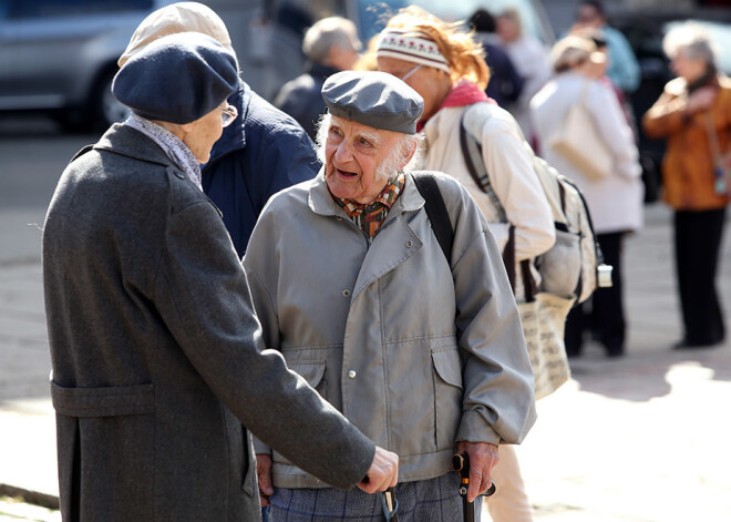 Pensionāru federācija: Latvijā 84% pensiju ir zem nabadzības riska robežas