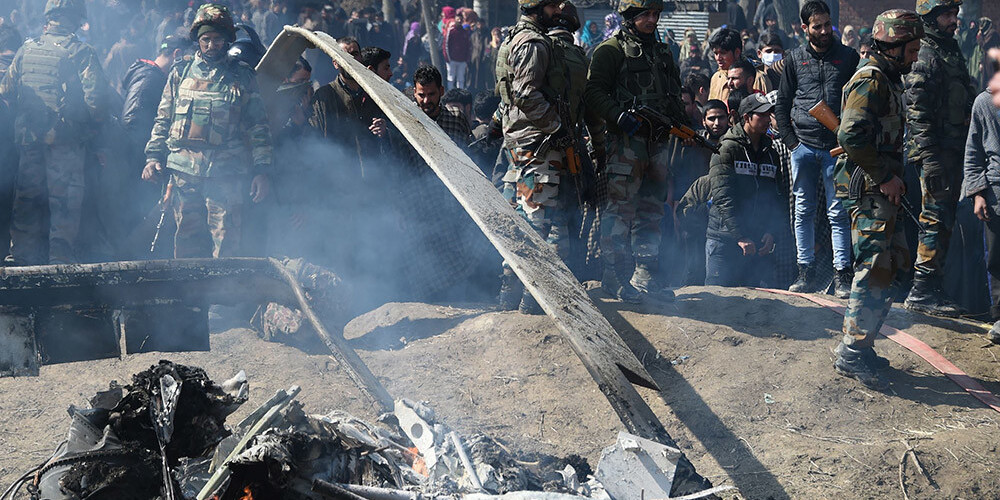 Pakistāna notriekusi divas Indijas kara lidmašīnas un slēgusi savu gaisa telpu