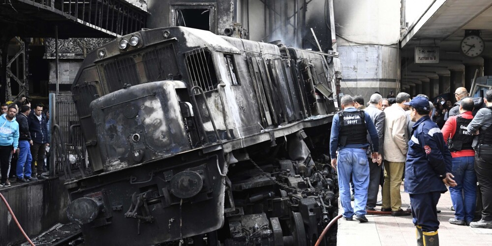 Vilcienam ietriecoties platformā, Ēģiptes dzelzceļa stacijā izcēlies ugunsgrēks; vismaz 25 bojāgājušie