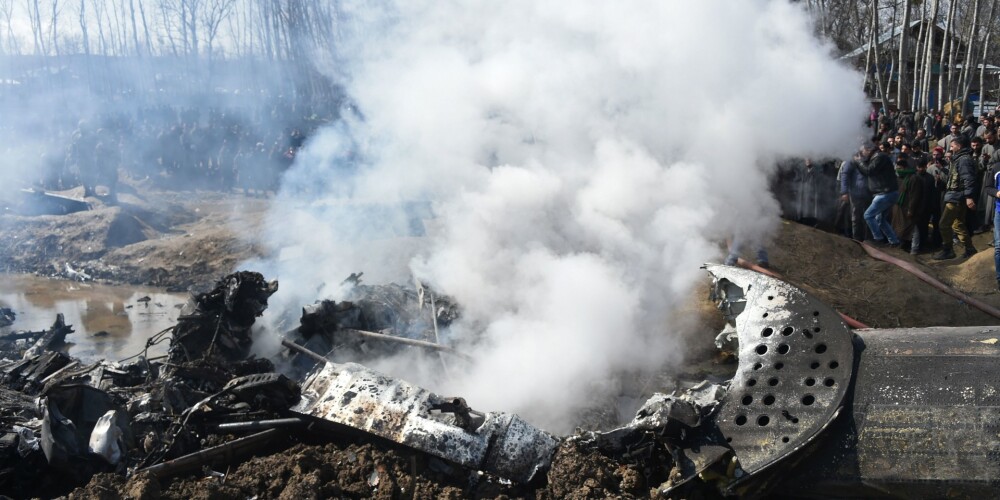 Indija apgalvo, ka notriekusi Pakistānas iznīcinātāju un zaudējusi vienu savu lidmašīnu