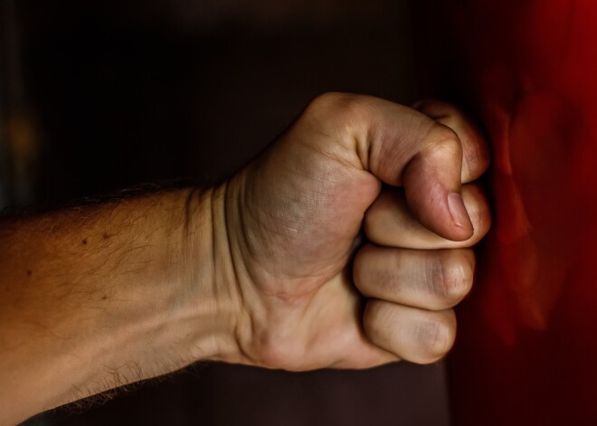 Policija Rīgā aizturējusi agresīvu varmāku, kurš uz ielas uzbrucis sievietēm; cietusi arī inspektore