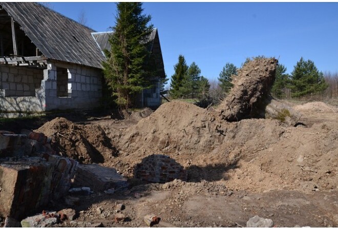 Automašīnu ar tās saimnieka, bijušā afērista, 2000. gadā nošautā Aigara Zikmaņa līķi tika atrakta, uzsākot ēkas būvniecību Aizputes novada Rijniekos 2017. gada aprīlī.