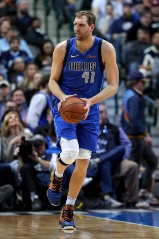 Leģendārais Dalasas "Mavericks" basketbolists Dirks Novickis.