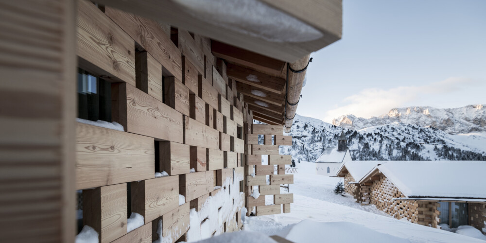 Izcilas arhitektūras cienītājiem: viesnīca Dolomītu Alpos, kur istabiņās ienāk kalnu ainava