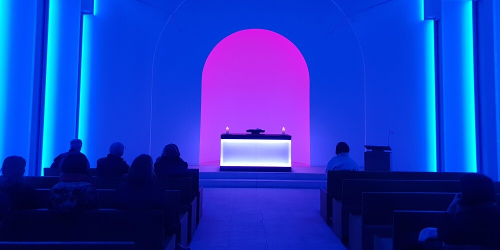 Mākslinieks Džeimss Tarels pārsteidz ar gaismas instalāciju Berlīnes kapličā