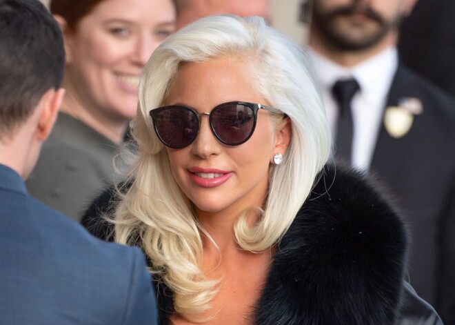 Lady Gaga, neviena neatpazīta, iet uz kino skatīties savu filmu