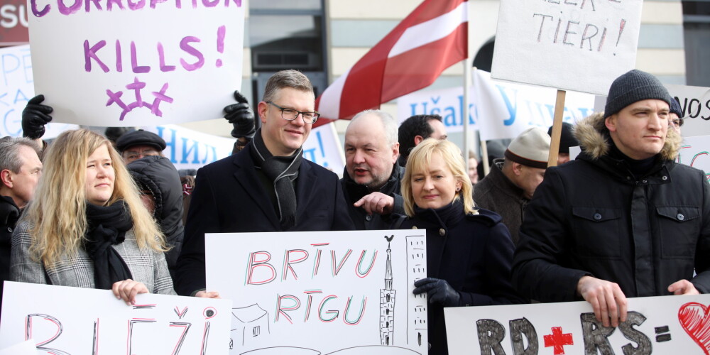 Vairāki simti cilvēku Rātslaukumā pieprasa Rīgas domes atlaišanu