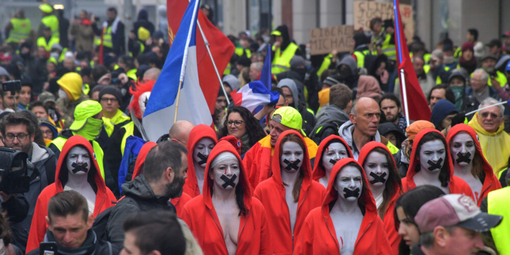 "Šī ir valsts tikai bagātajiem, un Makrons pat nemēģina to saprast" - Francijā jau 16. sestdienu notiek "dzelteno vestu" protesti