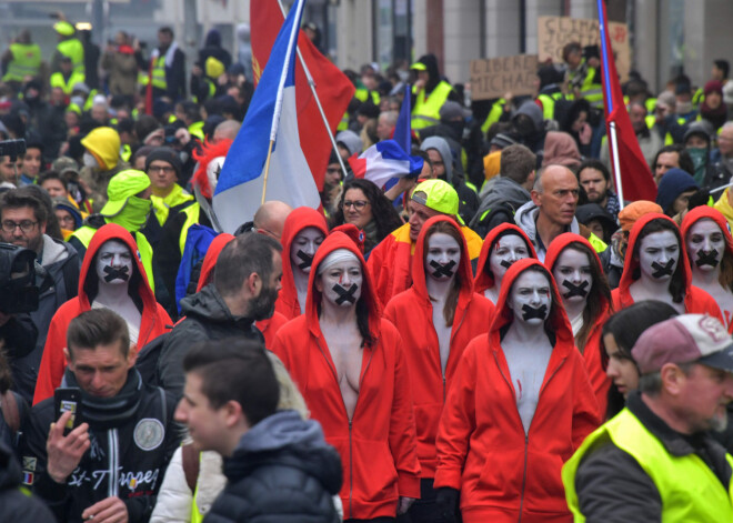 "Šī ir valsts tikai bagātajiem, un Makrons pat nemēģina to saprast" - Francijā jau 16. sestdienu notiek "dzelteno vestu" protesti